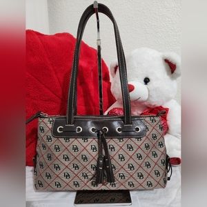 💥Authentic💥 Dooney & Bourke Quilted Monogram Small Tassel Zip Top Tote